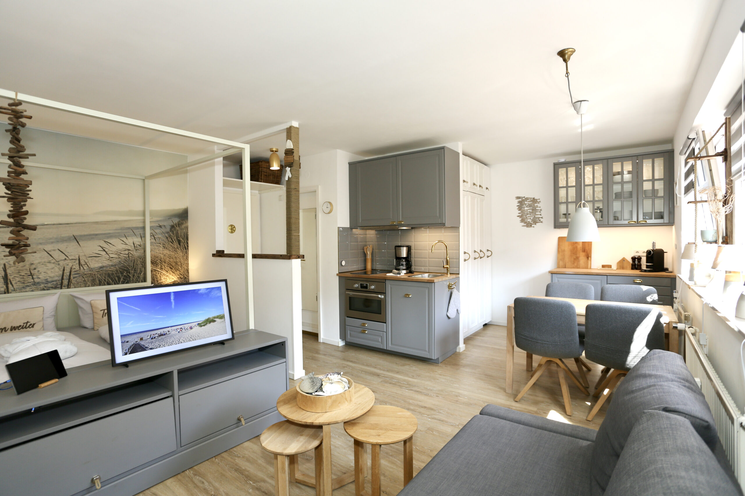 FP7A9018 Wohn- und Essbereich mit Einbauküche im Apartment 111 – Deine Juist Ferienwohnung in der Strandburg