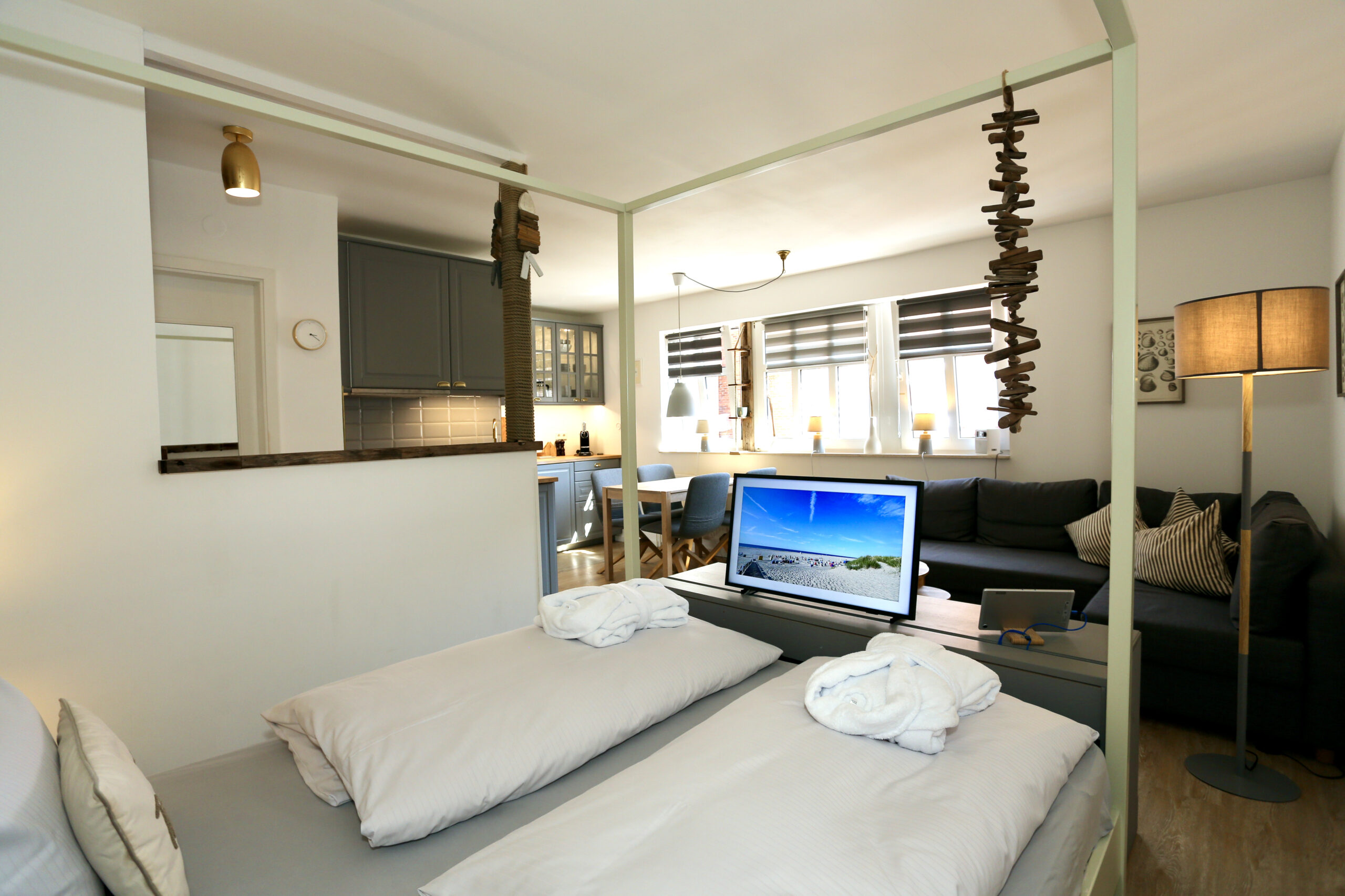 FP7A9039 Apartment 111 – Schlafbereich mit Doppelbett und Blick in den Wohnraum